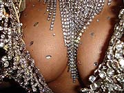 80.000 Strass-Steinen hatte ihr "Diamond Virgin"-Kleid von IRINA by Lorand Lajos (Foto: Peter Schall)
