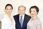 Aida Garifullina, Dominique Meyer, Olga Bezsmertna (c) Wiener Staatsoper / Michael Pöhn