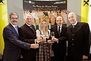 Präsentierten die Weine der Winzer Krems für den Wiener Opernball: Raiffeisen-Obmann Mag. Erwin Hameseder, Landeshauptmann Dr. Erwin Pröll, NÖ Vize-Weinkönigin Stefanie Nagl, Staatsoperndirektor Dominique Meyer und Winzer-Krems Geschäftsführer Dir. Franz Ehrenleitner. (© NÖ Landespressedienst/ Filzwieser) 