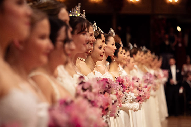 Deb&uuml;tanten beim Opernball  (&copy;Foto: Ashley Taylor) 